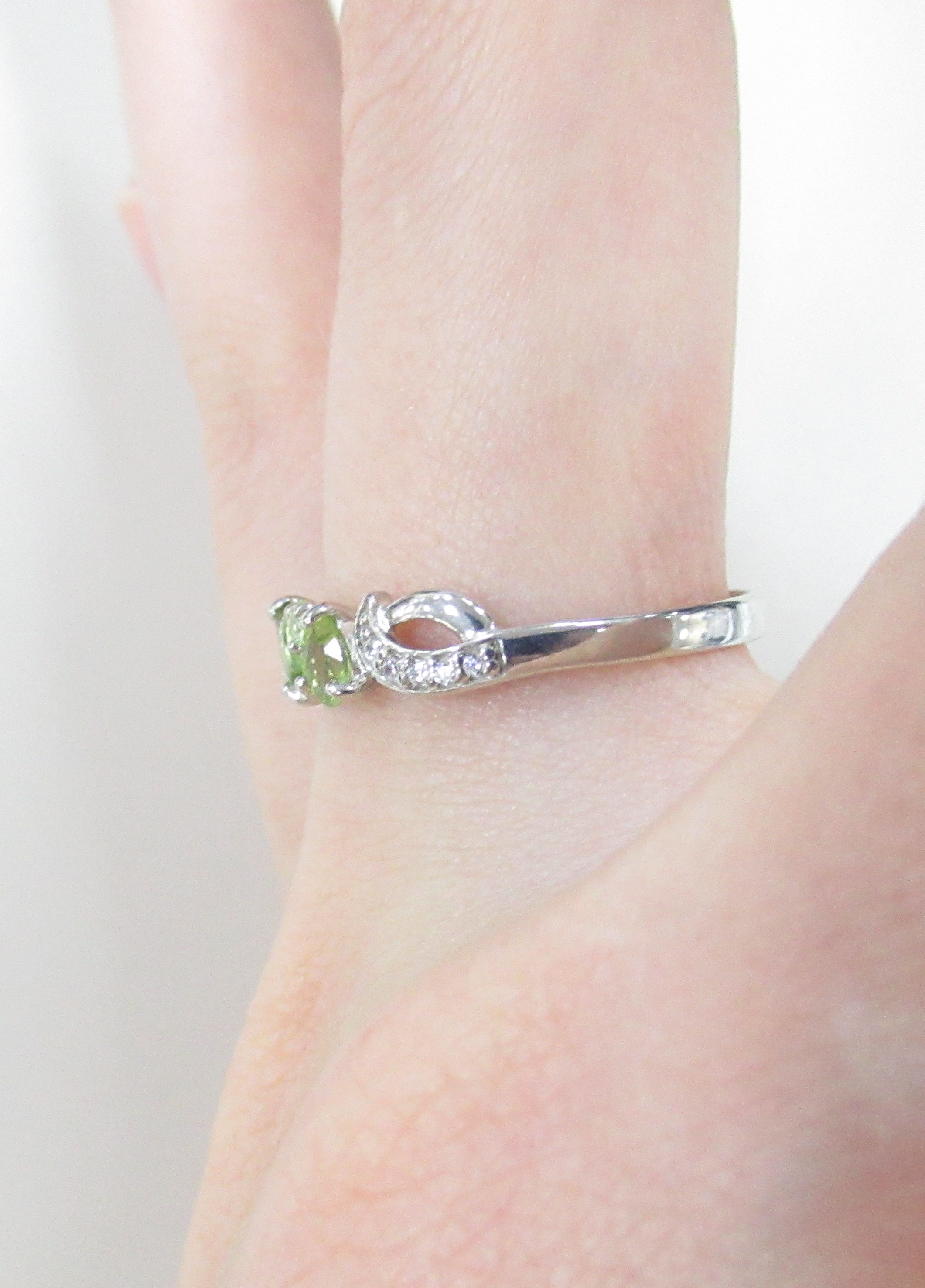 Серебряное кольцо 925 пробы; вставки 5 Хризолит; 10 Фианит бесцв.;